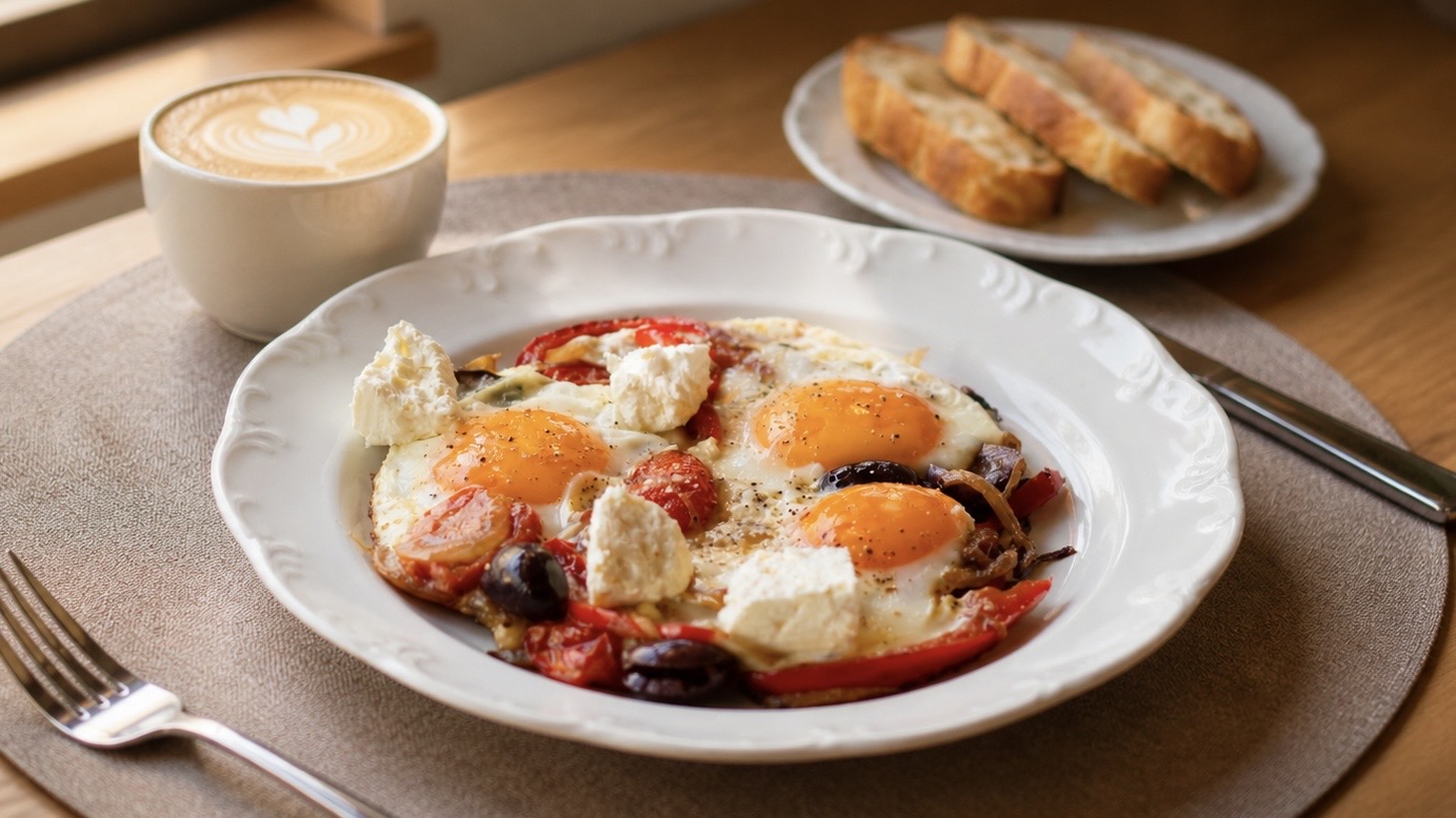 Spiegeleier mit Gemüse – Frühstück im ERET Café Mülheim
