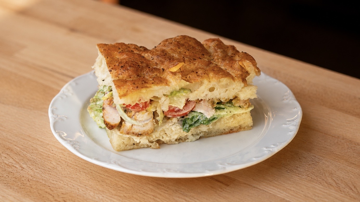 Hähnchen-Sandwich im Ciabatta – Frühstück im ERET Café Mülheim